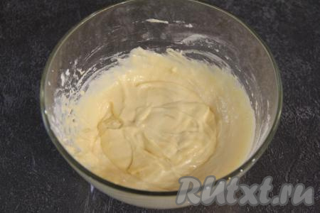 Добавляя понемногу муку и хорошо вмешивая её венчиком, замесить однородное, в меру густое тесто, напоминающее сметану средней жирности. Муки может потребоваться немного больше или меньше, чем указано в ингредиентах, главное - ориентироваться на густоту замешиваемого теста.