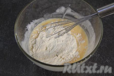 Частями начать всыпать муку, каждый раз перемешивая тесто венчиком до однородности.&nbsp;