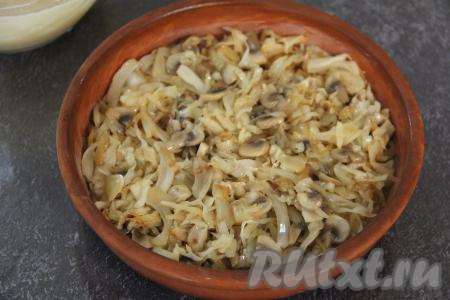 Сверху равномерно разложить остывшую начинку из грибов и капусты.