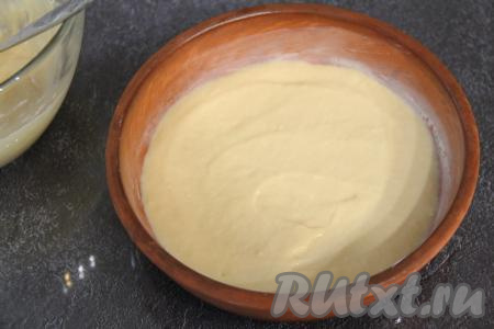 Форму для выпечки (я взяла керамическую форму диаметром 20 сантиметров) смазать растительным маслом, выложить 1/2 теста. 