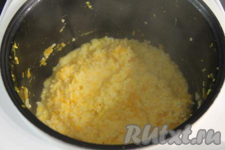 После звукового сигнала открыть крышку мультиварки и попробовать кашу на готовность. Если каша готова, добавить в неё сливочное масло и перемешать. 