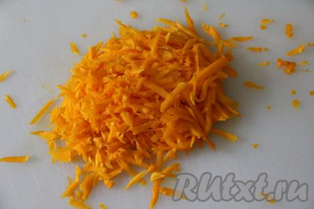 Натереть очищенную тыкву на крупной тёрке.