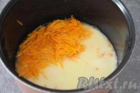 В чашу мультиварки добавить натёртую тыкву, влить молоко и воду, перемешать и поставить чашу в мультиварку. Закрыть крышку и выставить режим "Каша" или "Молочная каша" на 25 минут.