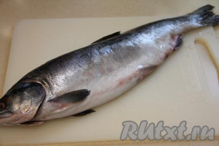 Подготовить рыбку, у меня горбуша была не потрошеная, замороженная. Полностью разморозить рыбу. Удалить внутренности, отрезать голову (голова рыбы для этого блюда нам не понадобится, из неё можно сварить отличный суп) и плавники, тщательно промыть водой.