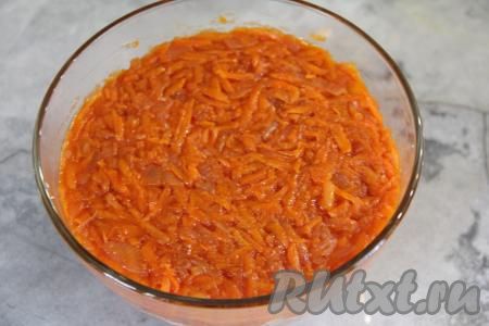 Таким образом, чередуя, продолжить выкладывать в салатник слоями маринад из моркови с луком и варёную горбушу, пока не закончатся овощи и рыба. Верхним слоем должен быть маринад. Поместить салатник в холодильник для пропитки на ночь (или, как минимум, на 10 часов).