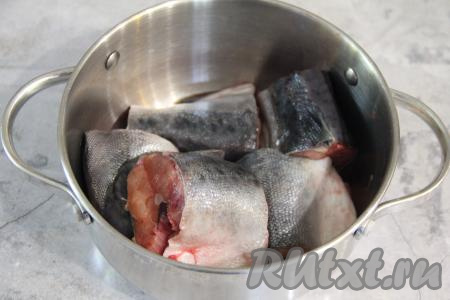 Нарезать горбушу на кусочки и выложить в кастрюлю.&nbsp;