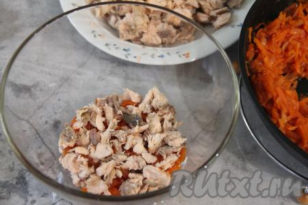 Следующим слоем выложить часть варёной горбуши, слегка утрамбовать.