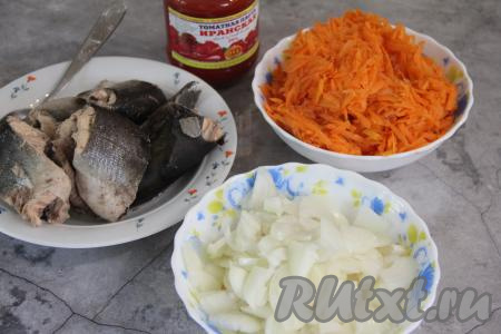 Достать варёные кусочки горбуши из бульона, остудить. Бульон можно процедить и сварить на его основе рыбный суп. Для приготовления маринада для горбуши почистить лук и морковь. Лук нарезать полукольцами. Морковь натереть на крупной тёрке.