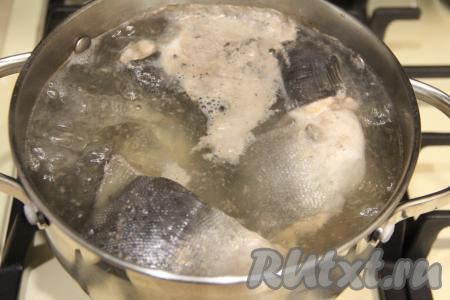 Когда рыбный бульон закипит, убавить огонь и снять пенку. Варить горбушу 15-20 минут.&nbsp;