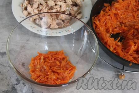 Из варёной горбуши удалить кости. Порвать получившееся рыбное филе на волокна. Формировать рыбу под маринадом будем в салатнике слоями. На дно салатника выложить несколько столовых ложек маринада из моркови и лука.