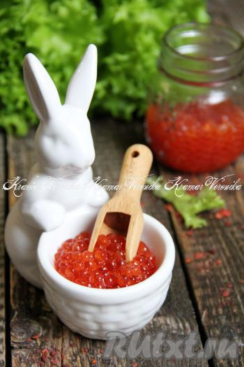 Переложить икру в баночку, полить растительным маслом, перемешать, закрыть крышкой и отправить в холодильник на пару часов. Вот так просто и быстро можно засолить икру из замороженной горбуши в домашних условиях. Такая домашняя икра порадует вас своим цветом и вкусом. А главное, в ней нет никаких консервантов, кроме соли.