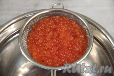 Откинуть икру на сито и дать стечь воде. Икру горбуши попробовать на соль, если нужно, то совсем чуть-чуть присолить.