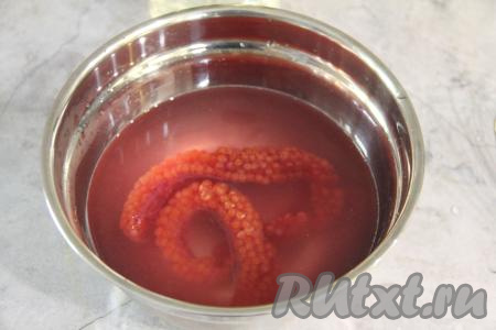 Выложить икру в миску с водой.