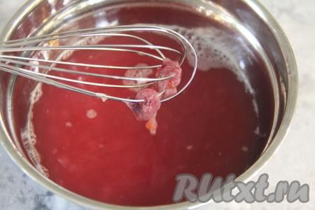 Взять обычный венчик и начать перемешивать икру. Все икринки аккуратно отсоединятся от плёнки, а плёночка намотается на венчик. Плёночку выбросить, а икру оставить в солёной воде минут на 5, чтобы она просолилась.