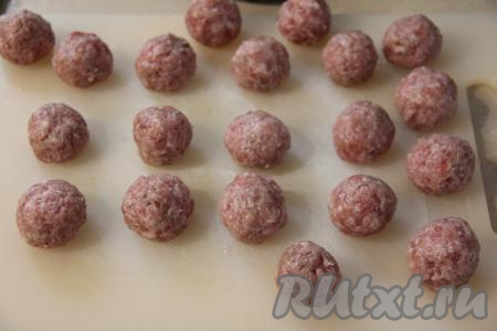 Из фарша сформировать круглые фрикадельки размером с грецкий орех.
