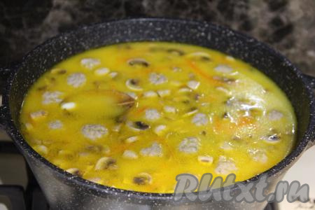 Томить суп  3-5 минут (до полного расплавления сыра). Снять с огня и дать настояться минут 10 под крышкой.&nbsp;