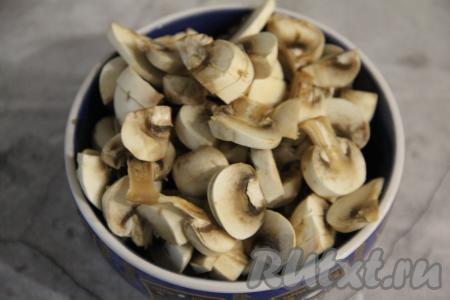 Шампиньоны промыть водой, нарезать на пластинки.