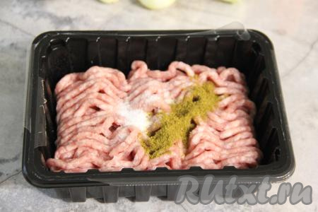 Фарш для приготовления фрикаделек можно взять покупной или приготовить в домашних условиях, пропустив небольшие кусочки мяса через мясорубку. В фарш добавить соль и специи, хорошо перемешать.