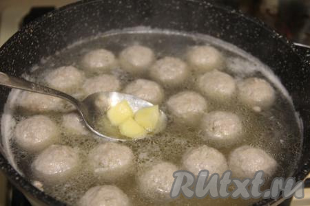 Картошку очистить. Как только вода в кастрюле с&nbsp; фрикадельками закипит, выложить картошины, нарезанные на средние кубики, дать закипеть, а после этого варить 10 минут на небольшом огне.