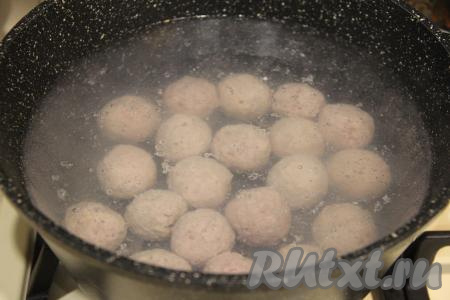 В кастрюлю влить 2 литра воды, поставить на сильный огонь. В закипевшую воду аккуратно выложить фрикадельки, снова дать воде закипеть.