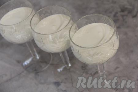 Разлить массу по креманкам или фужерам (у меня получилось 3 порции) и поставить в холодильник до полного застывания.