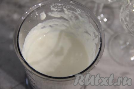 Прогреть набухшую желатиновую массу до полного растворения кристаллов желатина. Для этого можно посуду с набухшим желатином поставить в микроволновку и прогреть на максимальной мощности в течение 10 секунд, затем достать, перемешать и снова поставить на 10 секунд в микроволновку. Повторять эту процедуру, перемешивая каждые 10 секунд, до полного растворения желатина (обычно в общей сложности на полное растворение кристалликов желатина требуется секунд 30). Можно прогреть и на плите на среднем огне, постоянно помешивая. Главное - не дать желатиновой смеси закипеть. Влить желатиновую массу в творожно-молочную массу и пробить погружным блендером до пышного и однородного состояния.