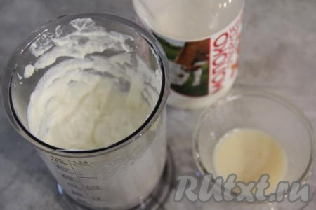 Пробить творожно-молочную массу погружным блендером до однородности.