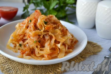 Вкусную, аппетитную капусту, тушёную с помидорами и луком, можно сразу подавать к столу.