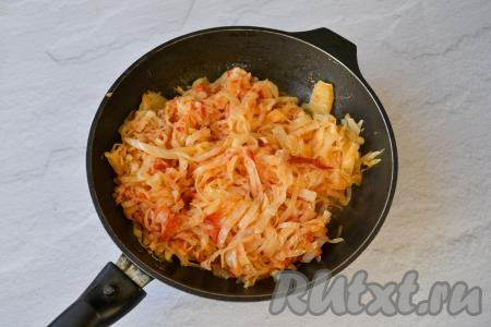 Капуста заметно уменьшится в объёме. Затем сделайте нагрев ниже среднего и продолжайте тушить под крышкой до мягкости капусты (ориентировочно минут 20-25), периодически перемешивая. Во время тушения капуста выделит сок и будет именно тушиться, а не жариться. Если капуста суховата и выделила мало сока, тогда можно добавить 3-4 столовых ложки воды.