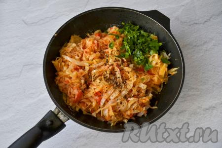 Примерно через 20 минут у меня капуста была уже готова, но время тушения во многом зависит от сорта капусты. Когда капуста станет мягкой, посолите блюдо по вкусу и посыпьте чёрным молотым перцем, добавьте мелко нарезанную петрушку (или укроп), перемешайте и потушите ещё 5 минут.