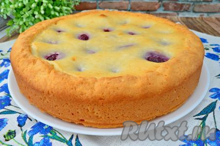 Наивкуснейшему пирогу со сливами дать полностью остыть, чтобы сметанная заливка как следует стабилизировалась, и можно подавать его к столу.