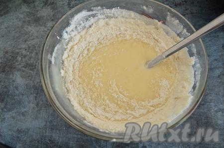 Перемешать и начать постепенно, по столовой ложке подсыпать в заливку муку, постоянно вмешивая порции муки в сметанную массу.