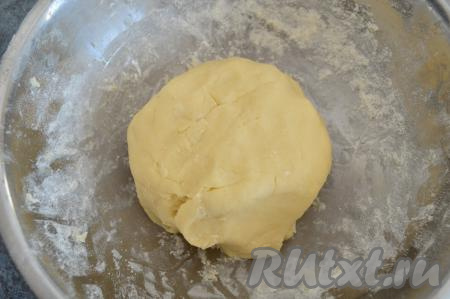 Постепенно добавляя муку, нужно замесить тесто, чуть-чуть липнущее к рукам. Как только тесто собралось в ком и почти не липнет к рукам, можно больше муку не добавлять и тесто больше не вымешивать. Накрыть миску с тестом (я накрываю миску тарелкой) и убрать в холодильник минут на 20-30.