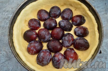 Разложить половинки слив срезом вниз по всему дну формы.