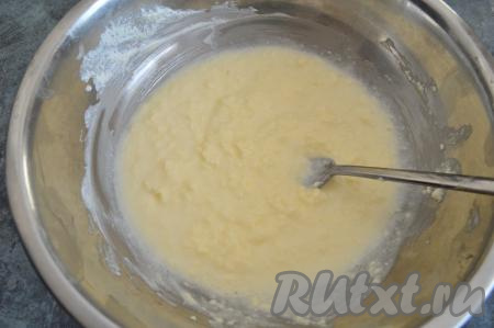 Перемешать массу вилкой до однородности. Всыпать разрыхлитель, снова перемешать.