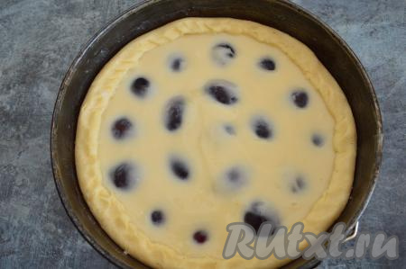 Залить сливы сверху сметанной заливкой. Если бортик теста будет выше, чем заливка, то рукой аккуратно загните его на заливку, как сделала я.