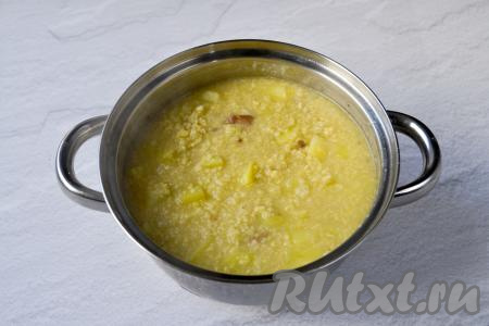 Готовьте кулеш из пшена с салом и картошкой 10-15 минут (картофель должен стать мягким, пшено - разварившимся).