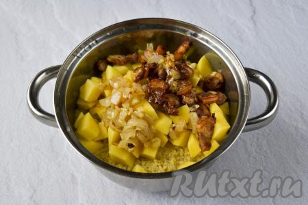 Сразу же к картошке с пшеном добавьте шкварки с луком.