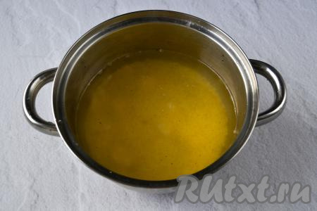 Воду с пшена слейте, крупу переложите в кастрюлю, влейте 2 стакана горячей воды (или 1 стакан горячего мясного бульона и 1  стакан горячей воды), поставьте на огонь.