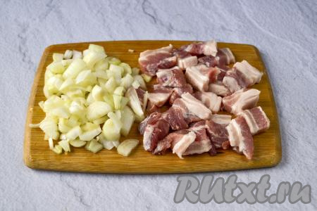 Сало нарежьте на небольшие ломтики. Лук очистите и нарежьте на небольшие кусочки.