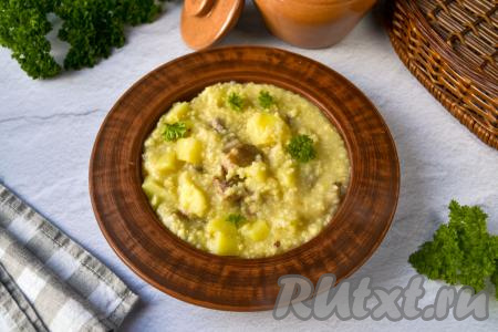 Вкусный, сытный кулеш, приготовленный&nbsp;из пшена с салом и картошкой, к столу подавайте горячим, посыпав, по желанию, рубленной свежей зеленью.