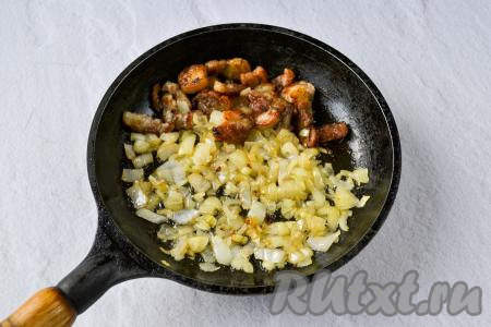 Периодически перемешивая, обжарьте лук до золотистого цвета (в течение 6-7 минут) на среднем огне.