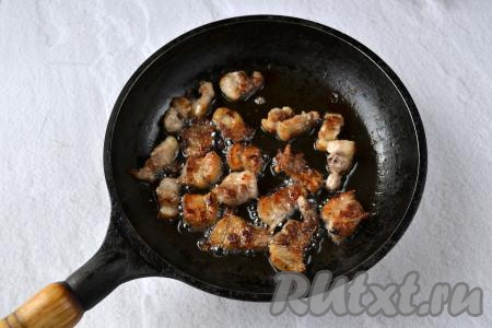 Кусочки сала выложите на сковороду и на огне выше среднего вытопите жир (в течение 7-10 минут). Периодически перемешивайте ломтики сала, чтобы жир вытапливался равномерно.