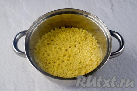 После закипания сделайте огонь минимальным и варите почти до впитывания жидкости (минут 15).