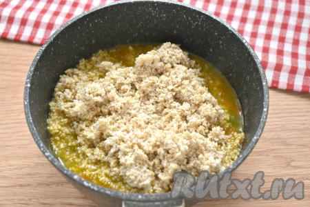 Ячневую крупу промываем под проточной водой, удаляя мелкий мусор. Промытую крупу откидываем на сито, чтобы слить лишнюю воду. После того как куриное мясо с овощами протушится 5-6 минут, добавляем к ним подготовленную ячневую крупу.