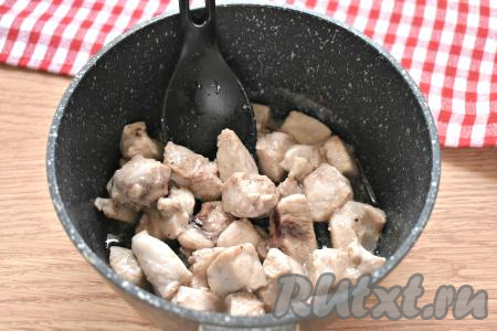 В кастрюлю с толстым дном (или в глубокую сковороду) наливаем растительное масло, хорошо прогреваем его, выкладываем кусочки куриного мяса и обжариваем их на достаточно сильном огне 5 минут.