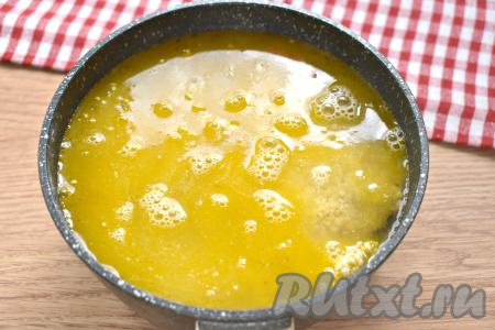 По вкусу солим, заливаем 2 стаканами горячей воды.