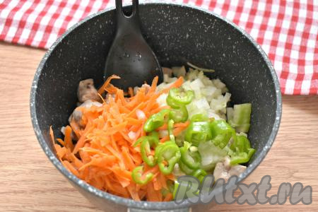 Очищаем лук и морковь. Из болгарского перца убираем плодоножку и семена. Натираем морковку на крупной тёрке. Лук нарезаем на маленькие кубики, перец - на небольшие полоски. Лук, перец и морковь выкладываем к обжаренному куриному мясу, перемешиваем, уменьшив огонь до среднего, обжариваем минут 5, периодически перемешиваем.