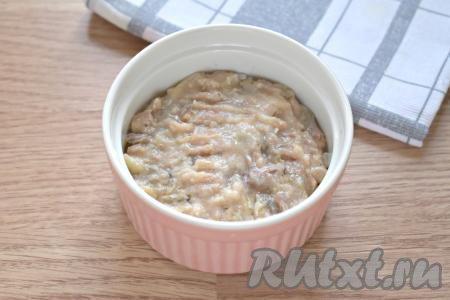 Рыбные консервы без масла перекладываем из банки сначала на тарелку, удаляем косточки, если они есть,&nbsp;разминаем вилкой. Размятую рыбку раскладываем ровным слоем поверх риса по двум креманкам.