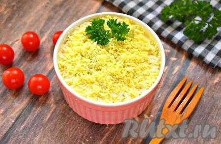 Даём вкусному и очень аппетитному салату "Мимоза"&nbsp;с рыбными консервами, рисом и морковью пропитаться в холодильнике, как минимум, 30 минут, а затем подаём к столу, украсив на своё усмотрение (я украсила веточкой петрушки). Несмотря на то, что это блюдо готовится без добавления картошки, оно получается достаточно сытным. Этот салат станет украшением стола и в будни, и в праздники!